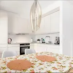 2 Bedroom, View, Light Rail, Appartement *