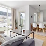 2 Bedroom, View, Light Rail, Appartement *