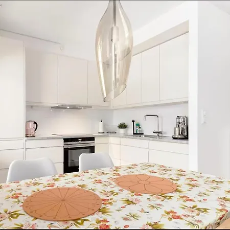 2 Bedroom, View, Light Rail, Leilighet *