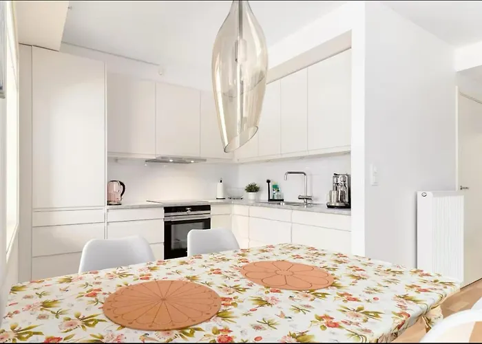 2 Bedroom, View, Light Rail, 公寓 *